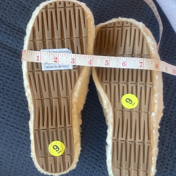 UGG NEW 2” Platform Closed Toe Faux Fur Slippers Size 9 - Picture 13 of 16
